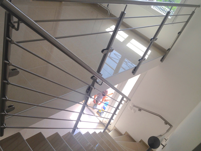 Inspiration : aménager un garde corps d'escalier inox dès l'entrée ... Amenagement inspiration Escalier